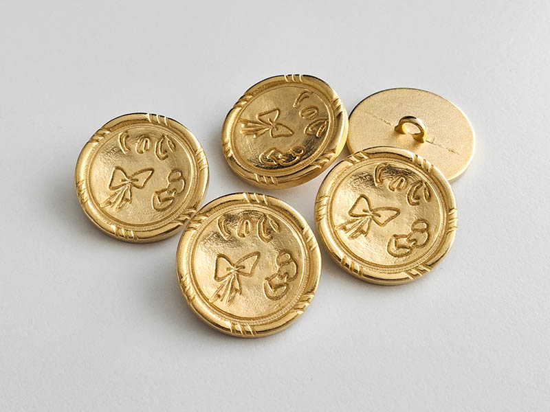 Romantischer goldfarbener Metall Knopf mit Schleife