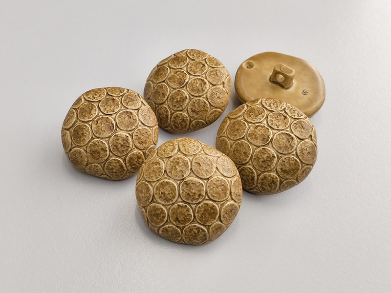 www.knopfparadies.de - 6115be - Beige bis hellbraune Kunststoffknöpfe, fast wie Lederknöpfe