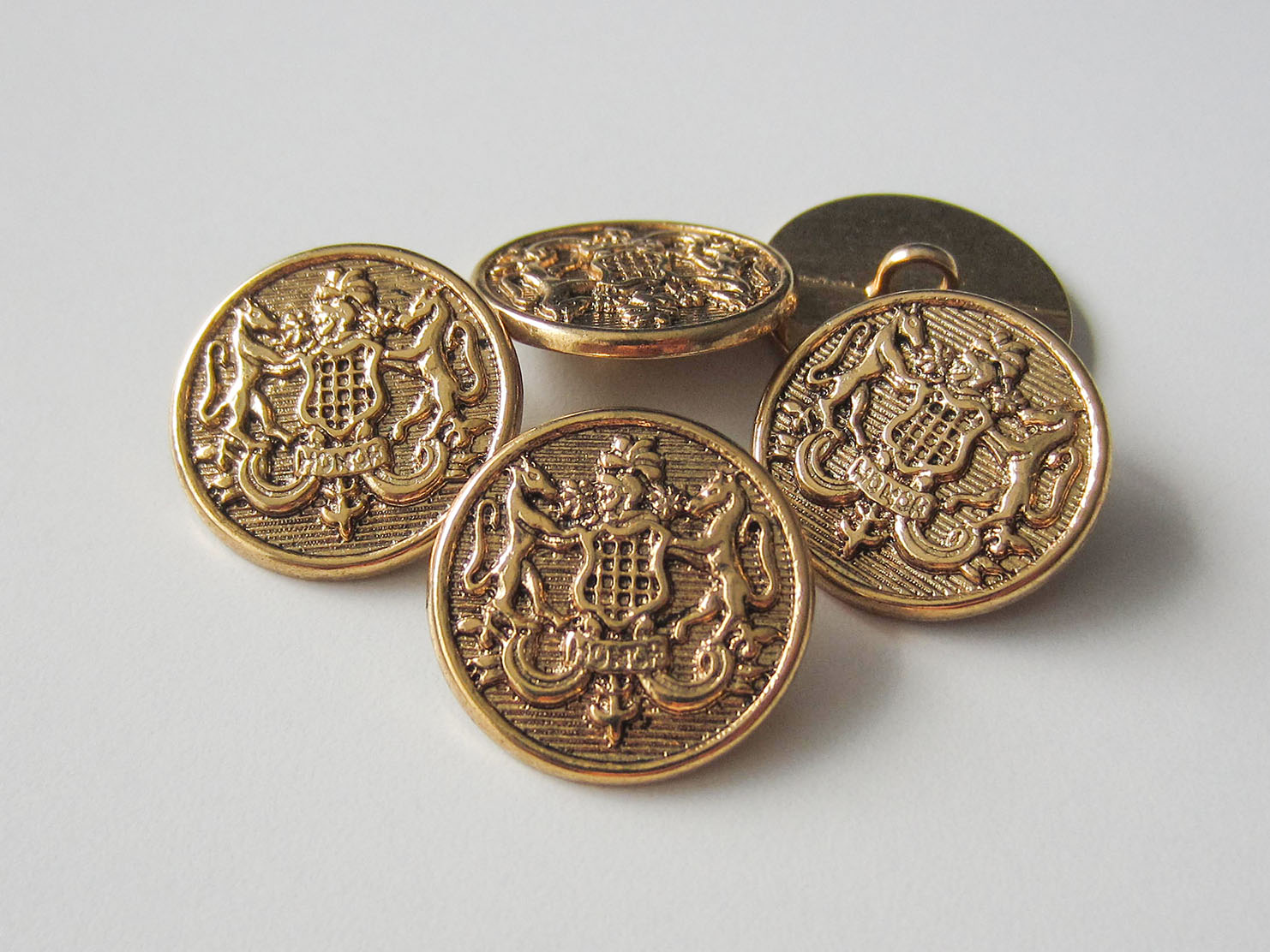 Altgoldfarbener Wappenknopf aus altgoldfarbenem Metall