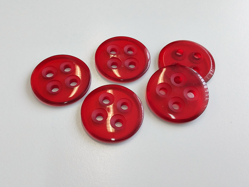 www.knopfparadies.de - 4605ro - Schlichte Kunststoffknöpfe, transparent Rot