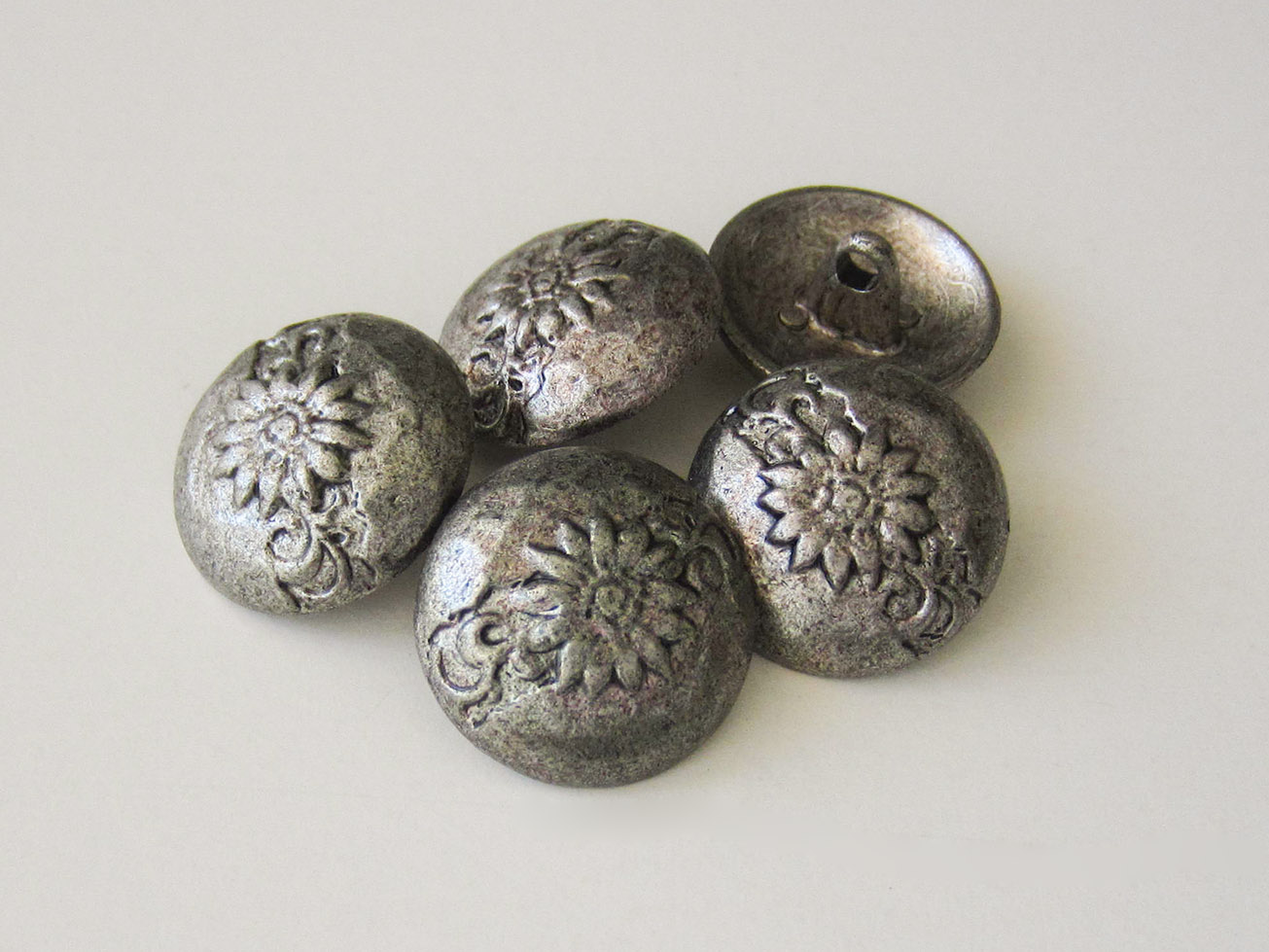 Alt wirkender Metall Ösen Knopf mit Blume