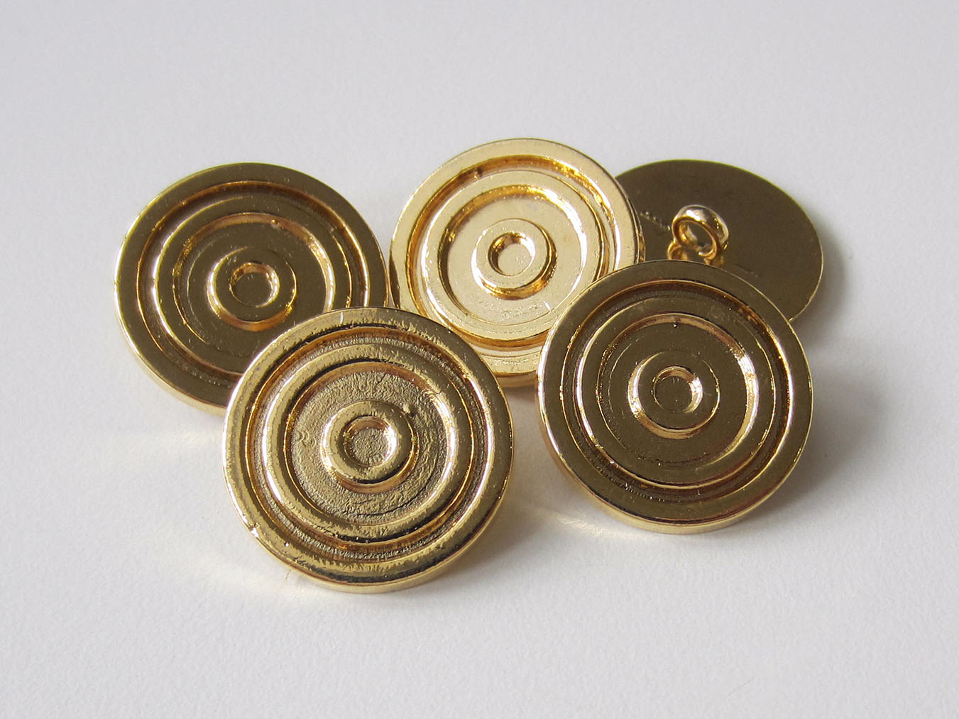 Günstiger goldfb. Metall Knopf mit Kreisen / B-WARE