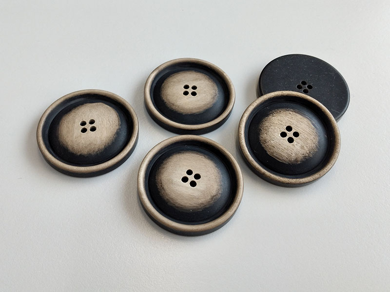 www.knopfparadies.de - 3671db - Dunkelbraune Mantelknöpfe aus Kunststoff, fast wie Büffelhornknöpfe