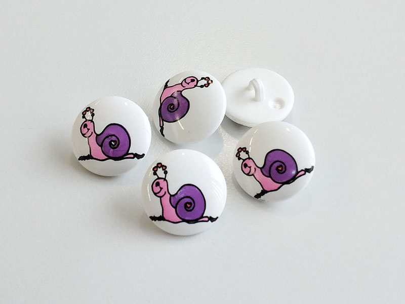www.knopfparadies.de - 2194sc - Hübsche Kinderknöpfe mit Motiv: pinke Schnecke mit lila Haus