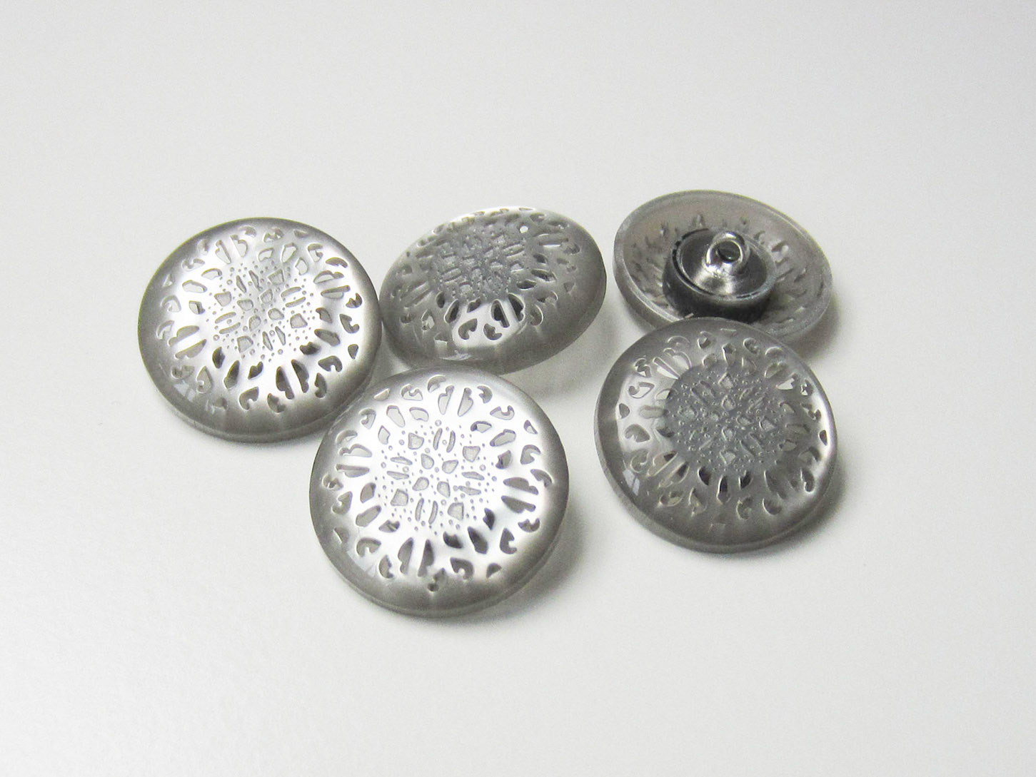 Edler Ornament Knopf in Perlmutt Optik mit Durchbruch