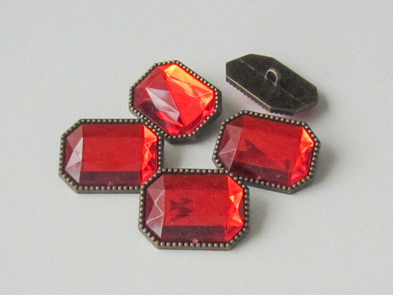 www.knopfparadies.de - 5453ko - Schmuckknöpfe in altmessing mit rotem Glitzerstein