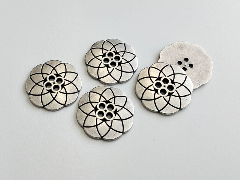 www.knopfparadies.de - 4721as - Altsilberfarbene Metallknöpfe mit Blütendesign