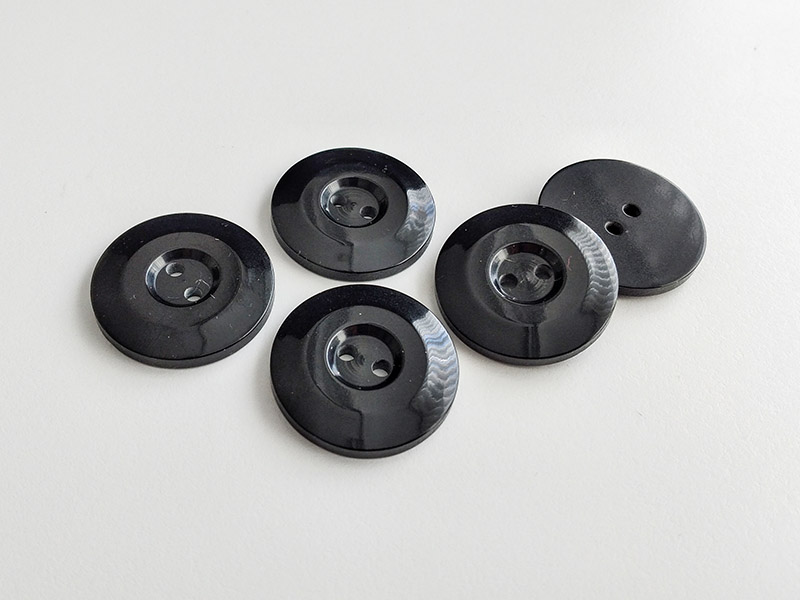 www.knopfparadies.de - 6098sc - Schwarze, schlichte Zweilochknöpfe aus Kunststoff