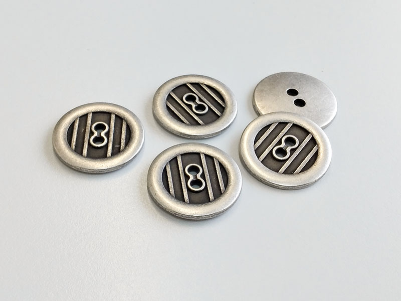 www.knopfparadies.de - 6012as - Altsilberfarbene Metallknöpfe mit zwei Löchern