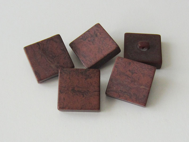 www.Knopfparadies.de - 0820rb - Dunkelrot melierte Kunststoffknöpfe in quadratischer Form