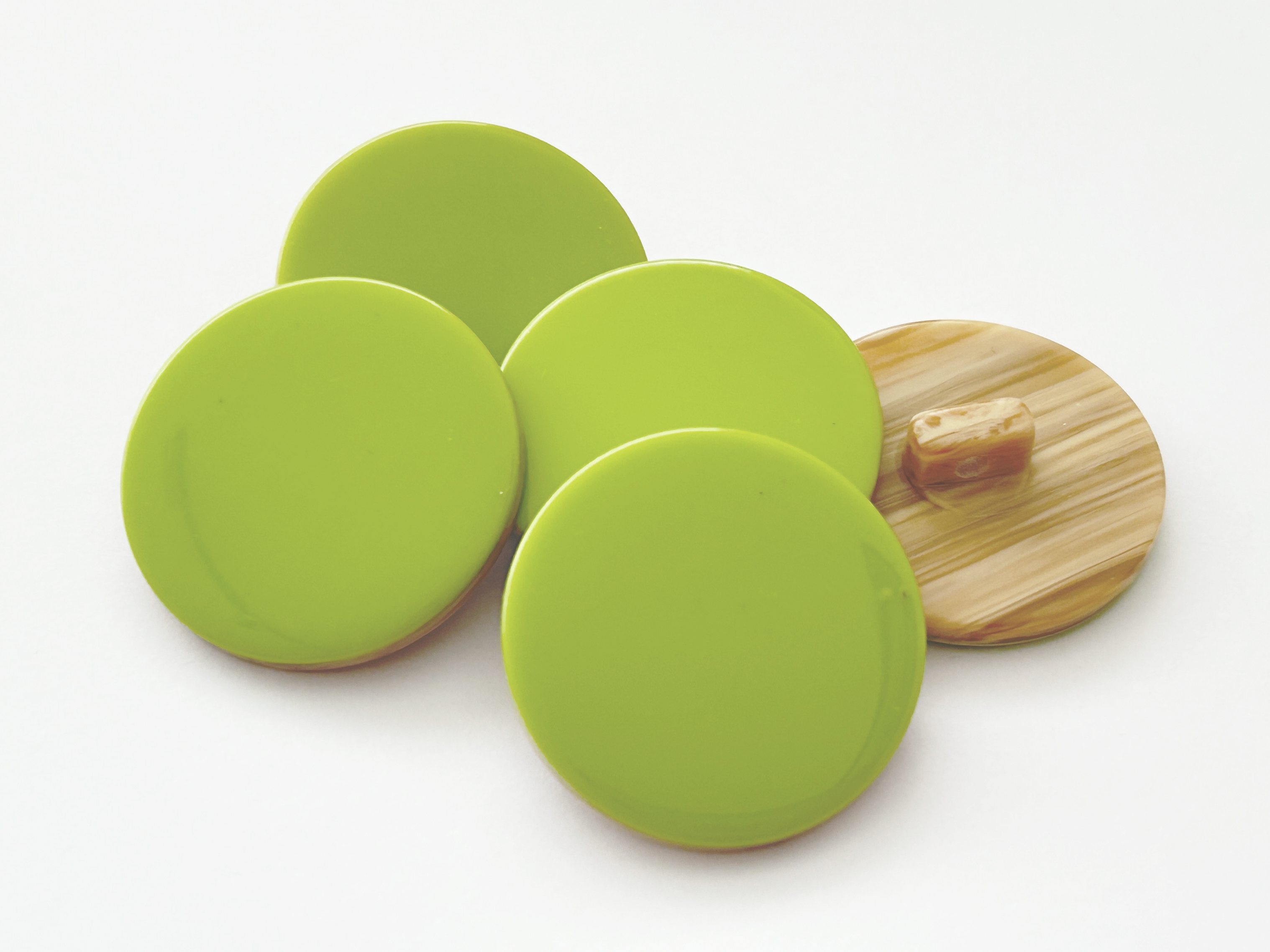 Kunststoffknöpfe neongrün glänzend mit minimalistischem Design