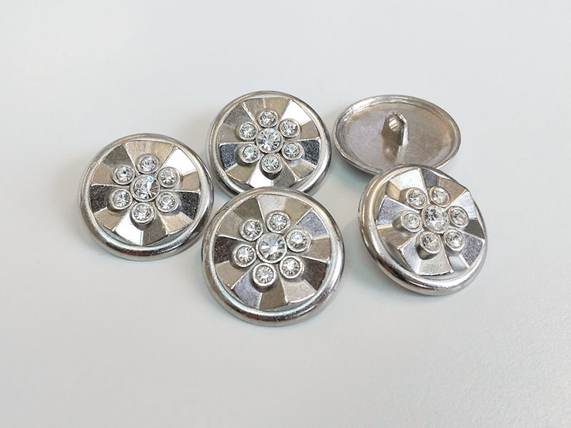 www.knopfparadies.de - 5442si - Matt silberfarbene Designerknöpfe mit 7 Strass-Steinen