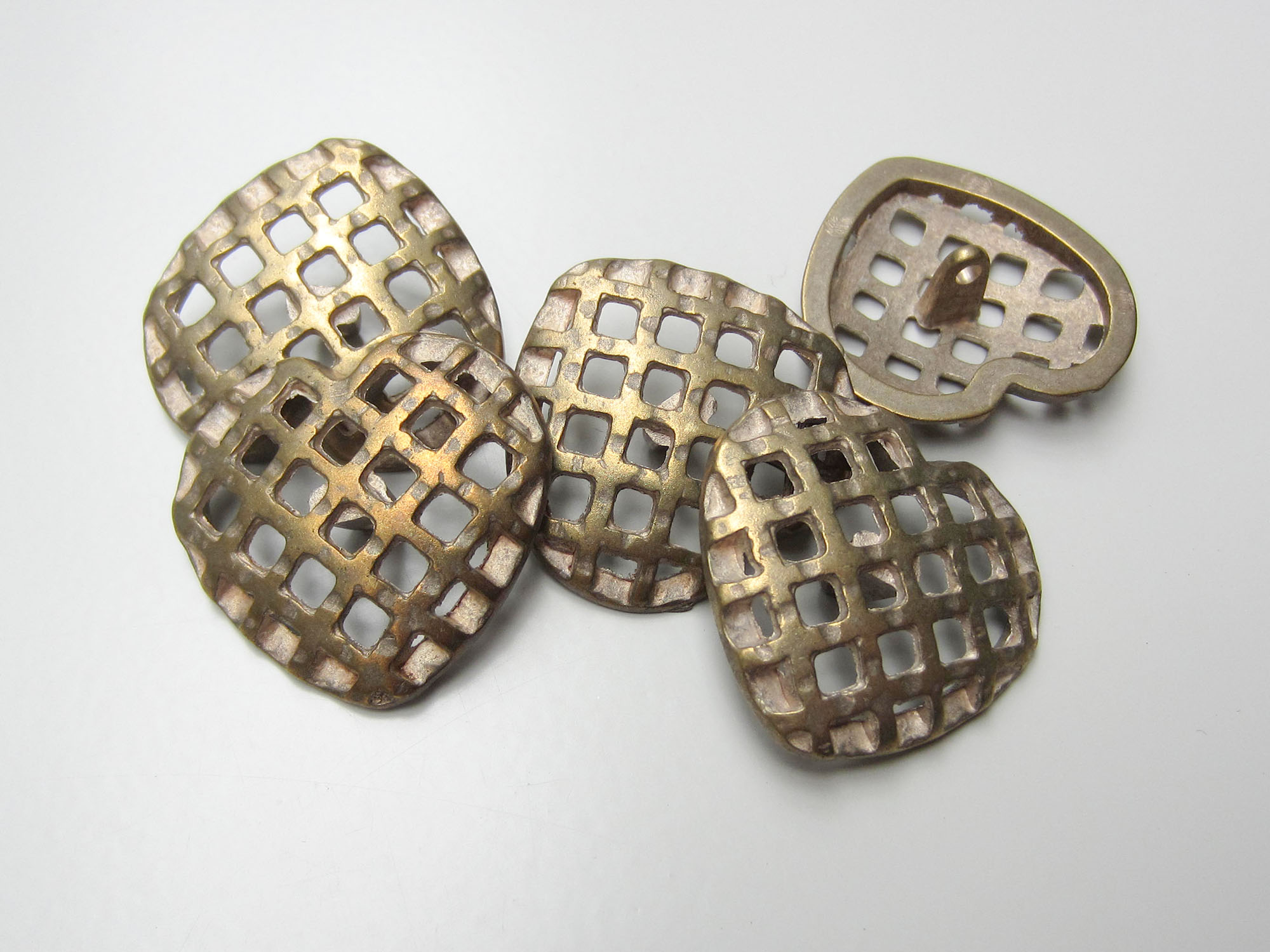 Ausgefallener Herz Knopf aus Metall in Gitter Optik
