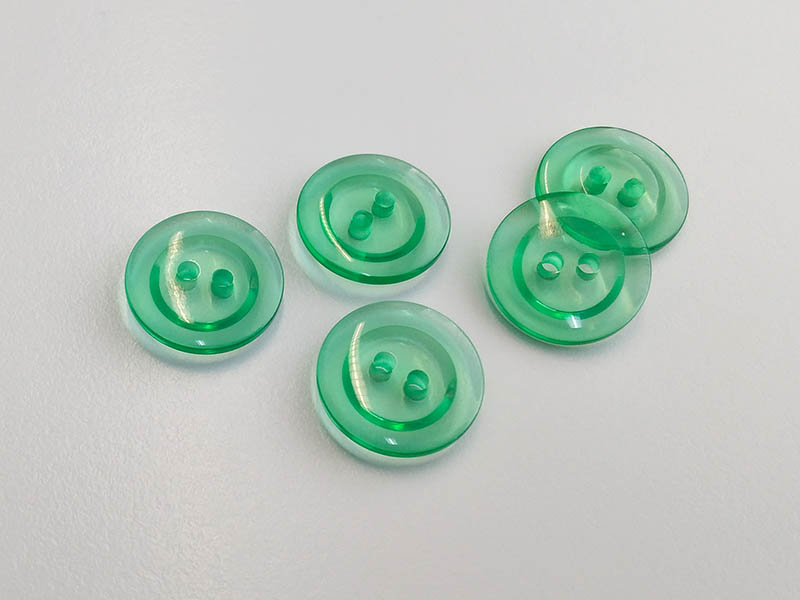 www.knopfparadies.de - 5242gn - Transparent grüne Kunststoffknöpfe mit zwei Löchern