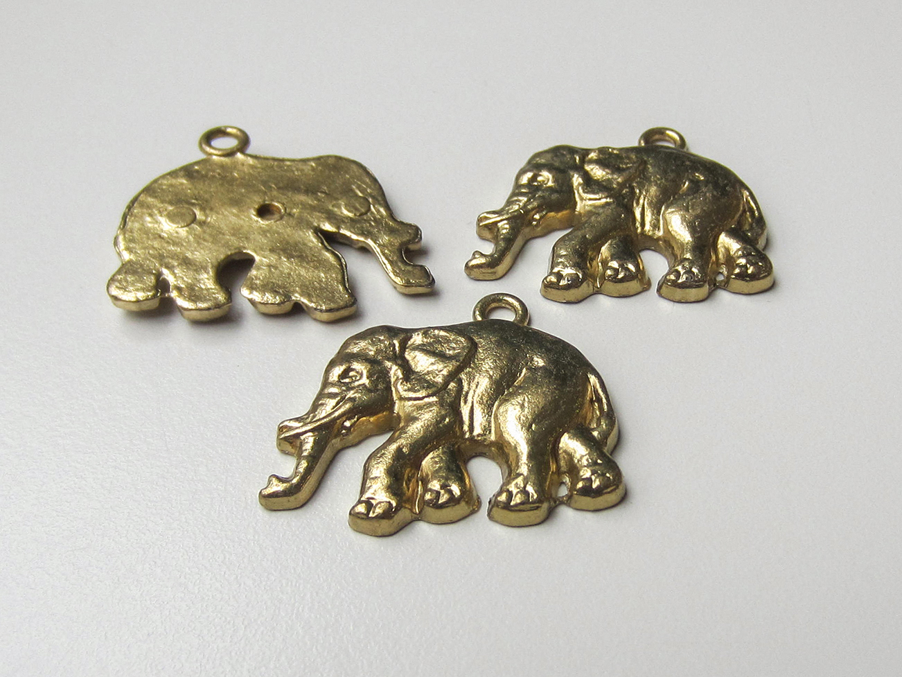 Sehr großer altgoldfarbener Metall Anhänger Elefant