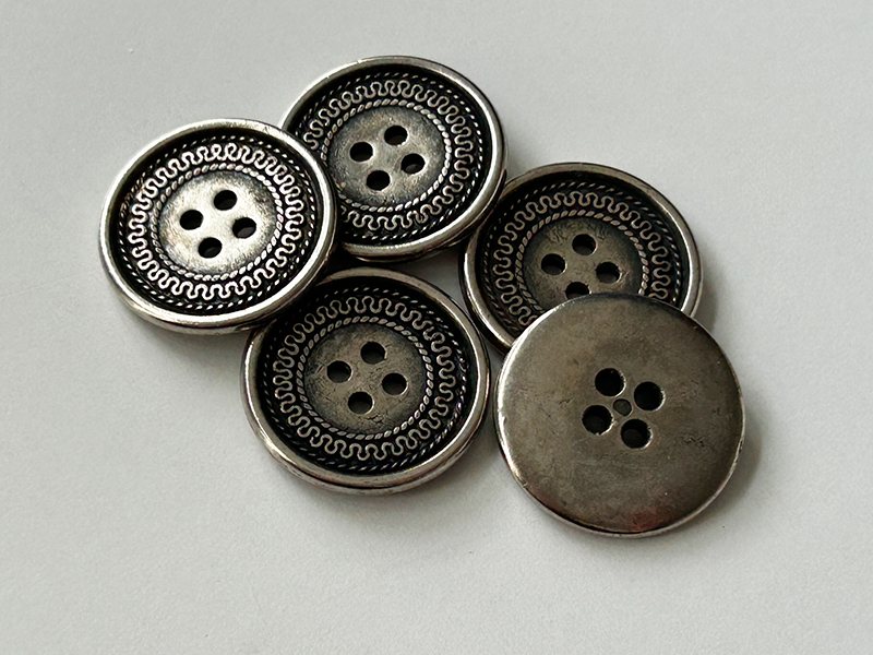 www.knopfparadies.de  – 0553as – Rückseite Metallknöpfe altsilber 4-Loch