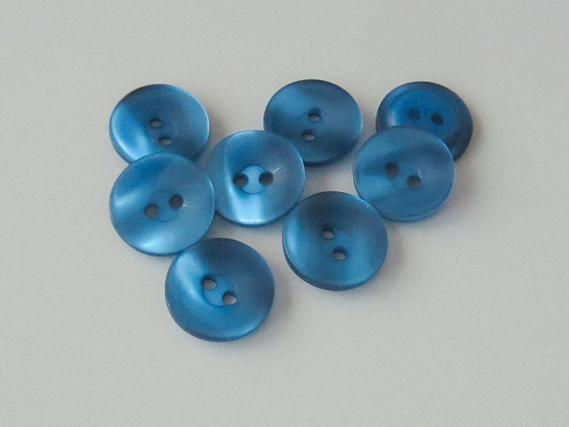 www.knopfparadies.de - 3582bl - Blau schimmernde Kunststoffknöpfe mit 2 Löchern
