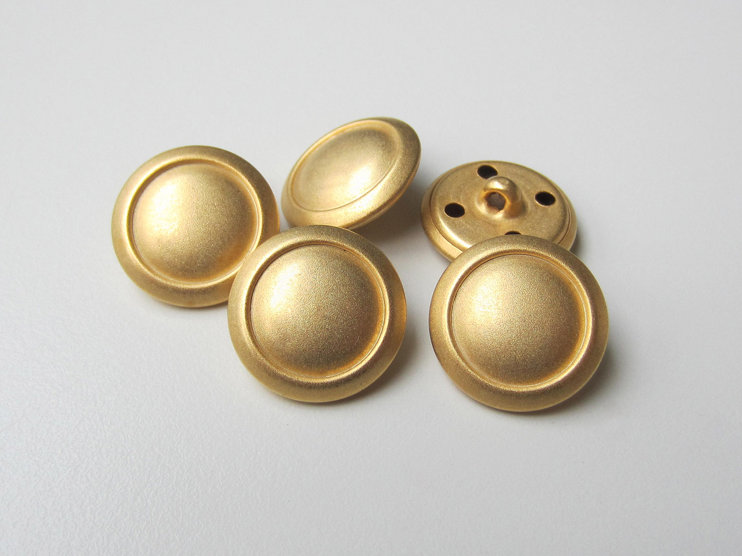 Leichter matt goldfb. Metallblech Knopf in Antik Optik