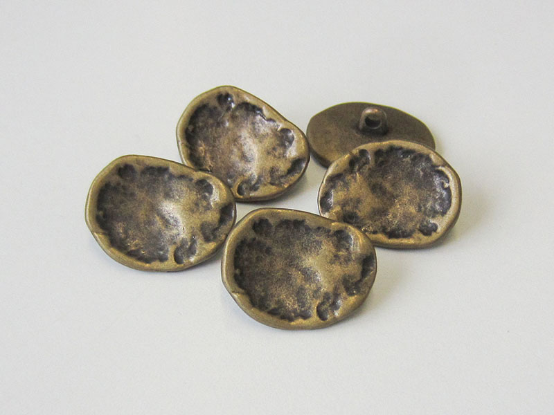www.Knopfparadies.de - 0048am - Nierenfömige Metallknöpfe in Altmessing wie aus dem Mittelalter
