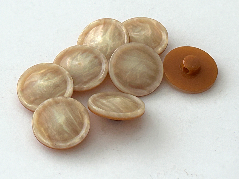 www.knopfparadies.de - d263be - Glänzender beige-brauner Ösenknopf mit kaum sichtbarer Erhebung