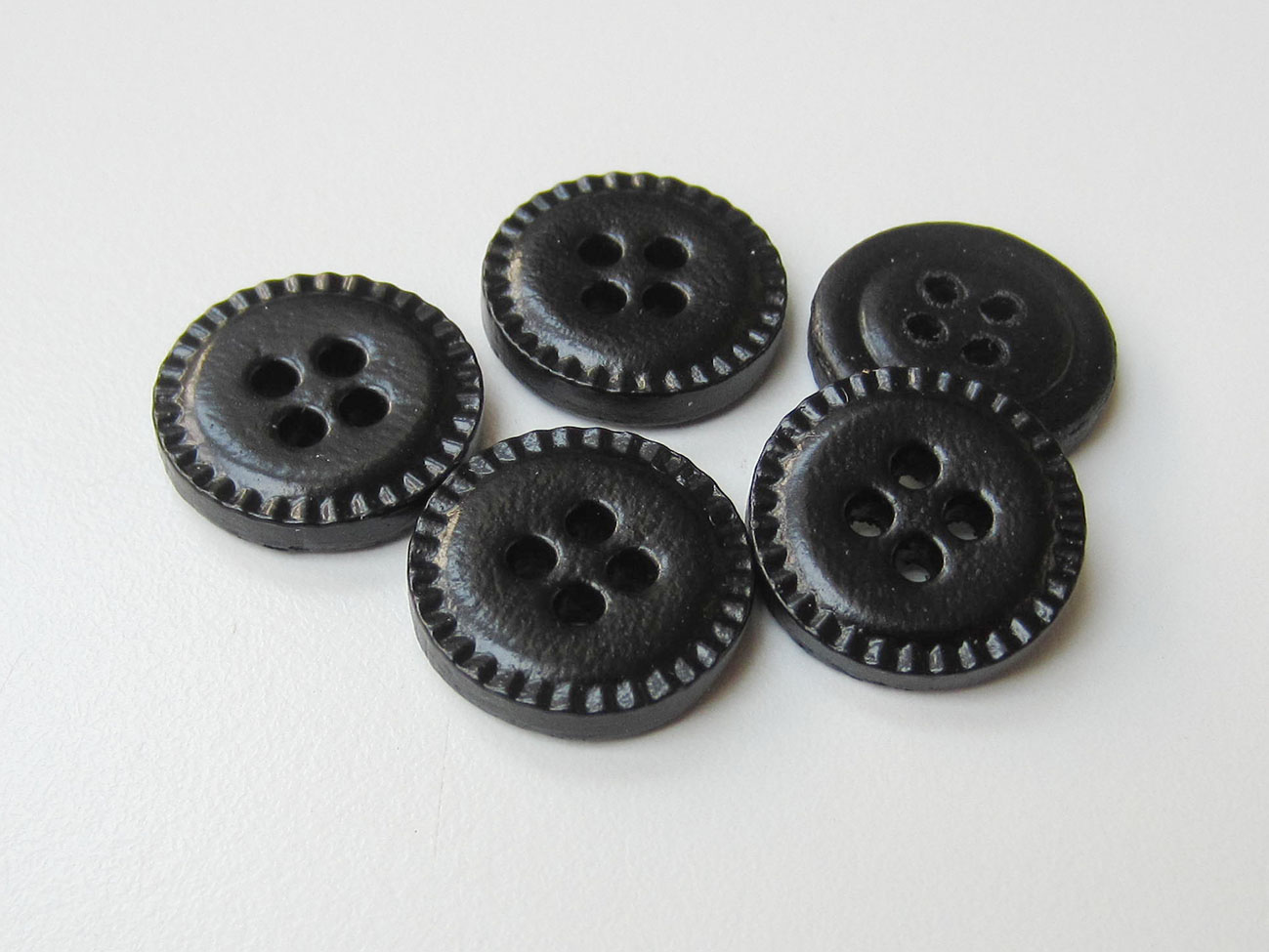Kunstleder Vierloch Knopf in glänzend Schwarz
