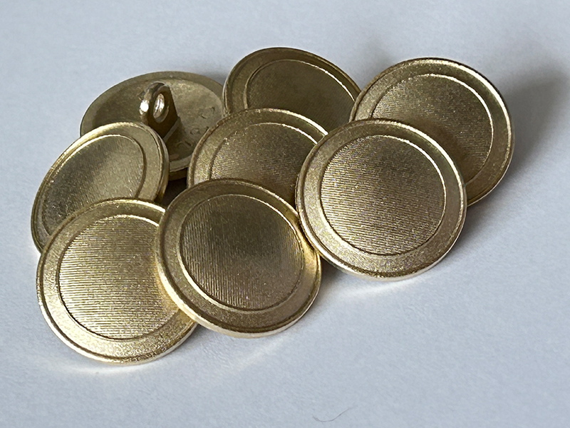Klassische Metallknöpfe in sehr hellem Gold - B-Ware
