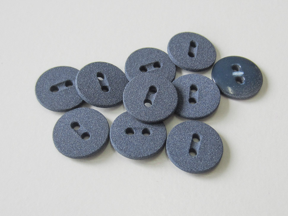 Kleiner blau gesprenkelter Zweiloch Kunststoff Knopf