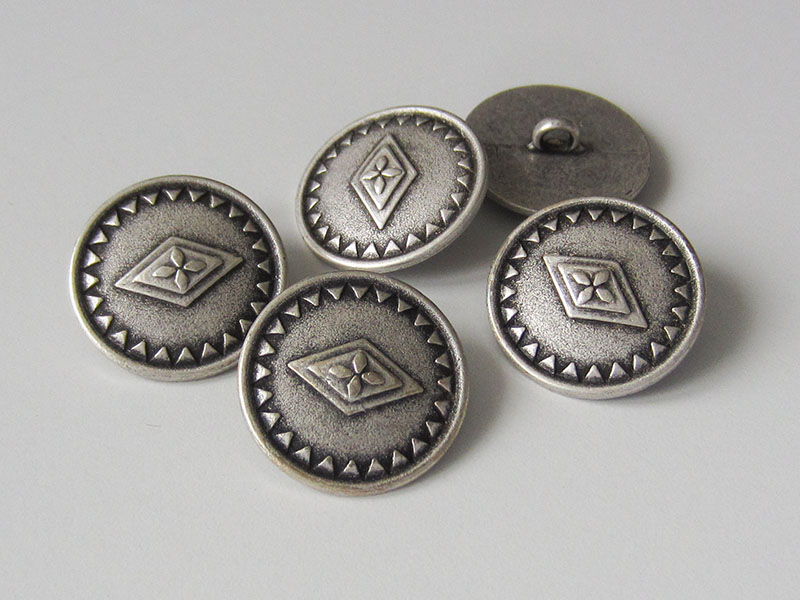 www.Knopfparadies.de - 5079as - Silberne Metallknöpfe mit Blume, Raute und Dreieck Muster