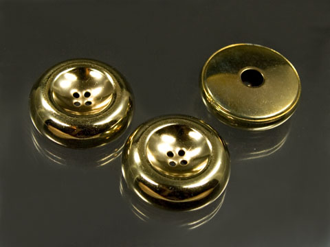3 große Knöpfe aus altgoldfb. Metallblech