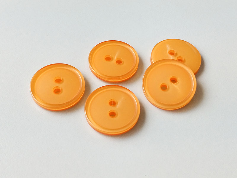 www.knopfparadies.de - 5191or - Orangefarbene Kunststoffknöpfe mit zwei Löchern