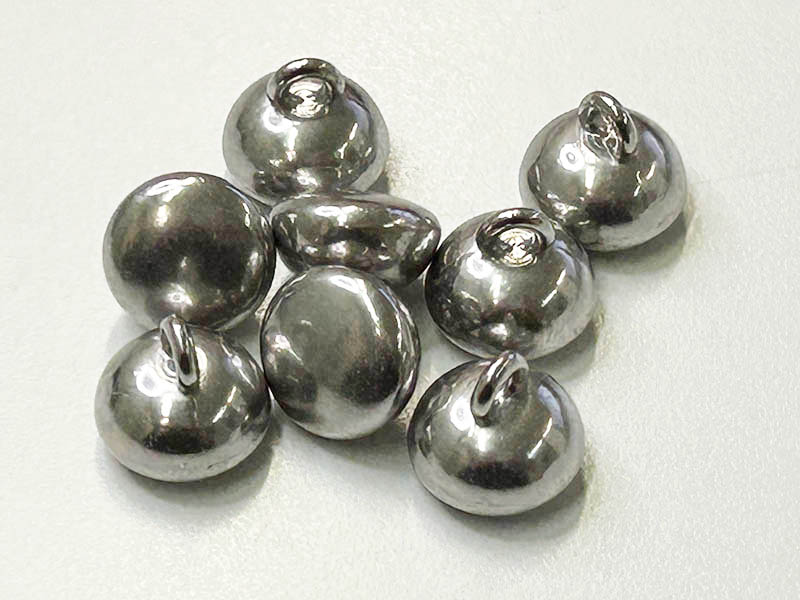 Kugelknöpfe aus silberfarbenem Metall mit Ösenbefestigung