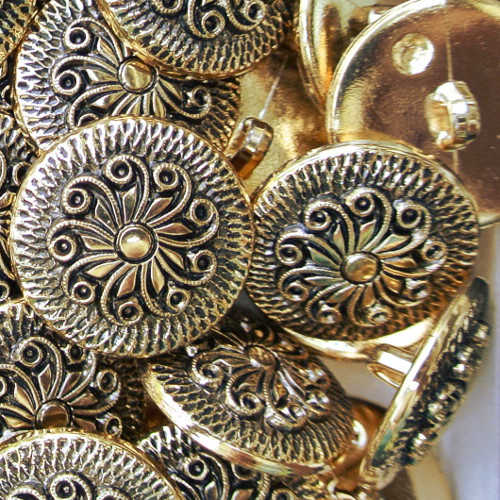 Interessante altgoldfarbene Kunststoffknöpfe mit hübschem Muster