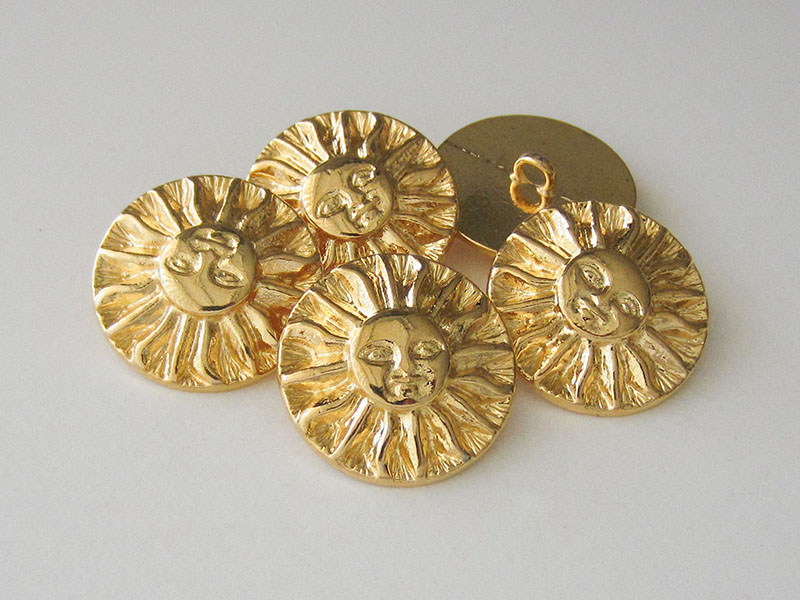 Sonnen Knopf aus Metall in glänzend Goldfarben mit Öse