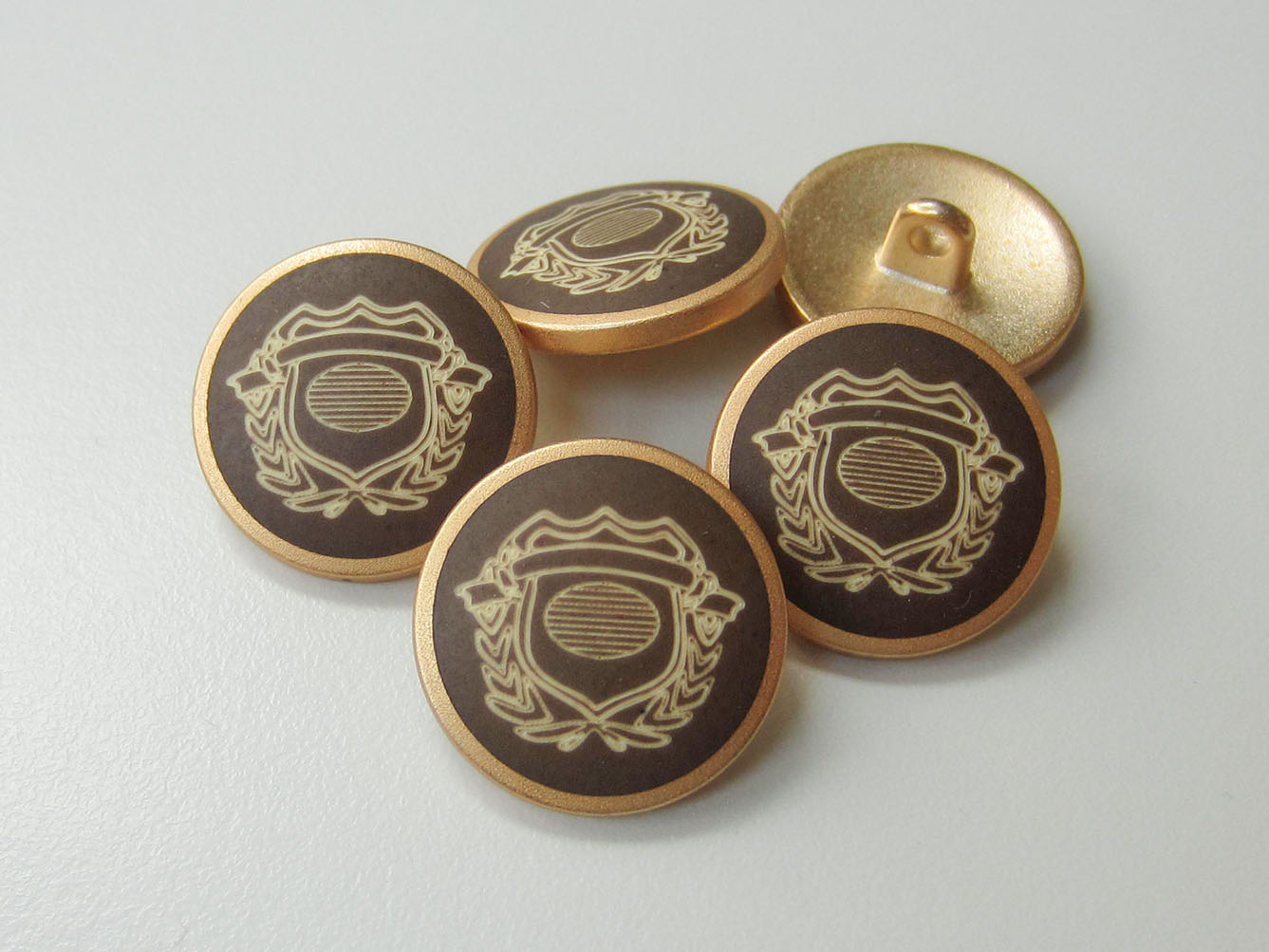 Braun goldfb. Metall Knopf mit naturweißem Wappen