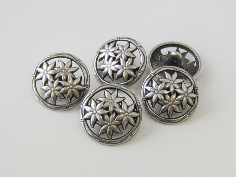 www.Knopfparadies.de - 3471as - Romantische Metallknöpfe mit Blumenmotiv in Altsilber