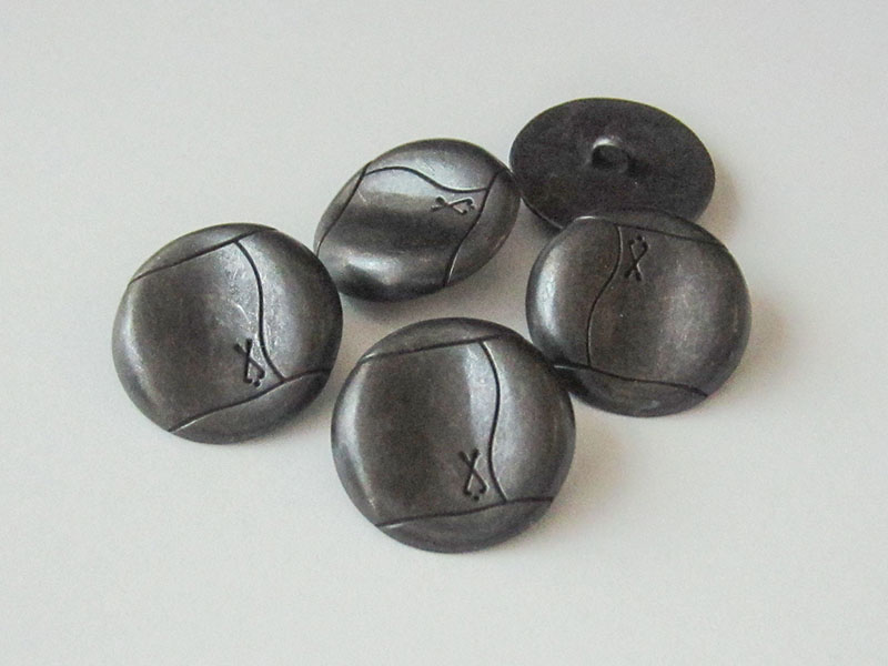 Interessante Metallknöpfe, geschwungenes Design mit Golf Motiv