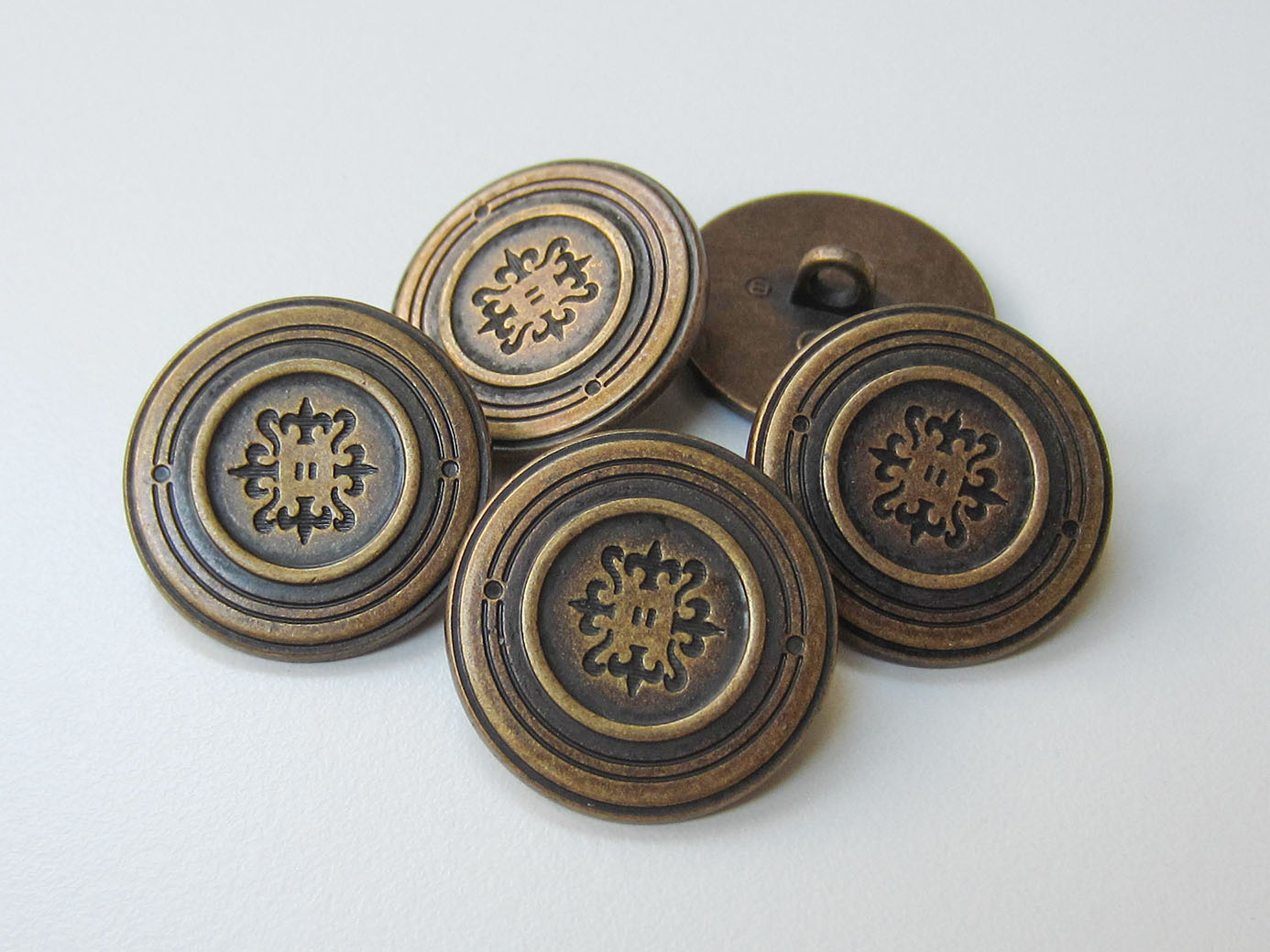 www.Knopfparadies.de - 5554am - Edle altmessingfarbene Metallknöpfe mit Lilien Motiv