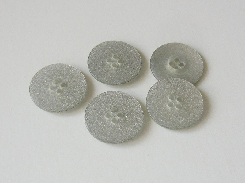 www.Knopfparadies.de - 2133si - Glamouröse silber glitzernde Vierloch Kunststoffknöpfe