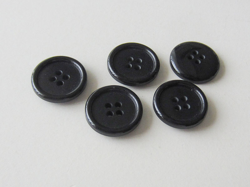 www.Knopfparadies.de - 5803sc - Klassische schwarze Vierloch Kunststoffknöpfe