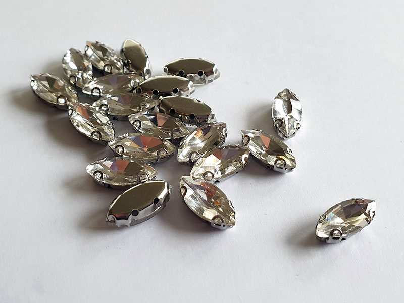 www.knopfparadies.de - k683cr - Funkelnde Strass-Steine in Navette-Form zum Annähen