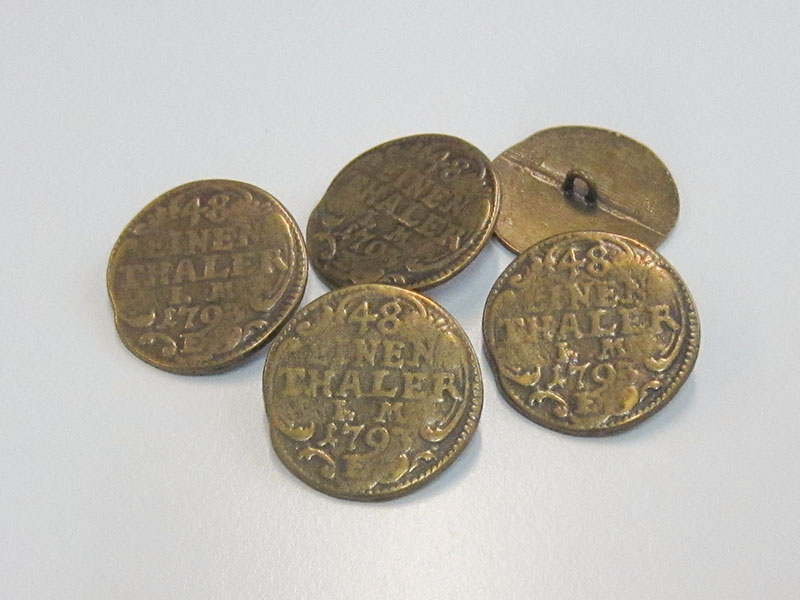 www.Knopfparadies.de - 0671me - Ausgefallene messingfarbene Münzeknöpfe aus Metall in Vintage-Optik