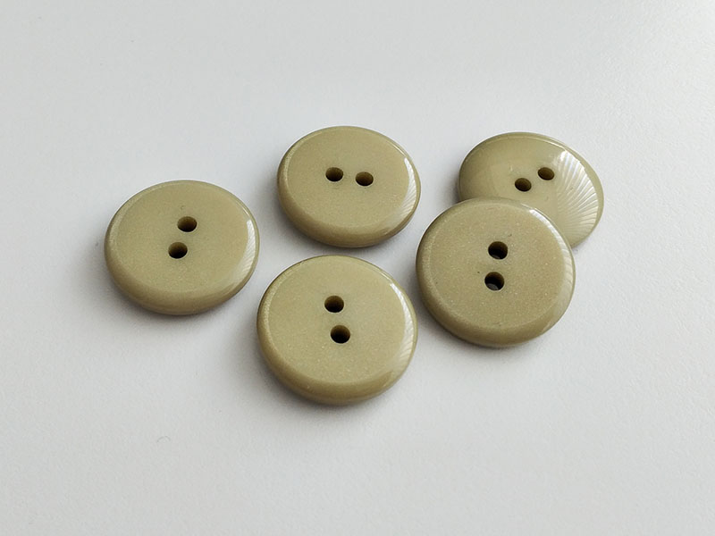 www.knopfparadies.de - 3761ol - Olivegrün eingefärbte, dickere Mantelknöpfe