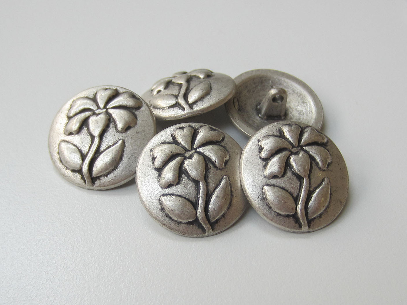 Edler matt silberfarbener Blumen Knopf aus Metall