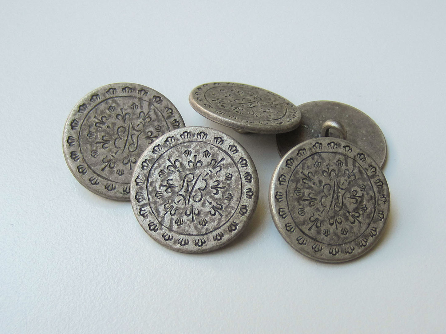 Besonders nostalgische Metallknöpfe