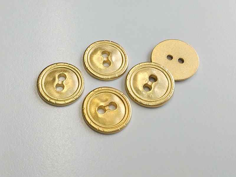 Hübsche, matt goldfarbene, flache Metallknöpfe mit zwei Knopflöchern