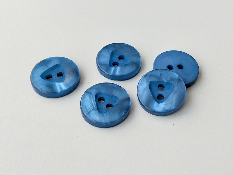 www.knopfparadies.de - 5845kb - Blau schimmerne Kunststoffknöpfe mit zwei Löchern
