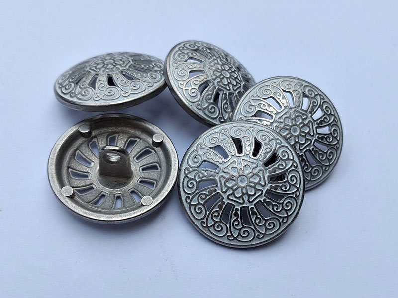 Weiß-Silberfarbene wunderschöne Metallknöpfe mit Nostalgie Durchbruchmuster