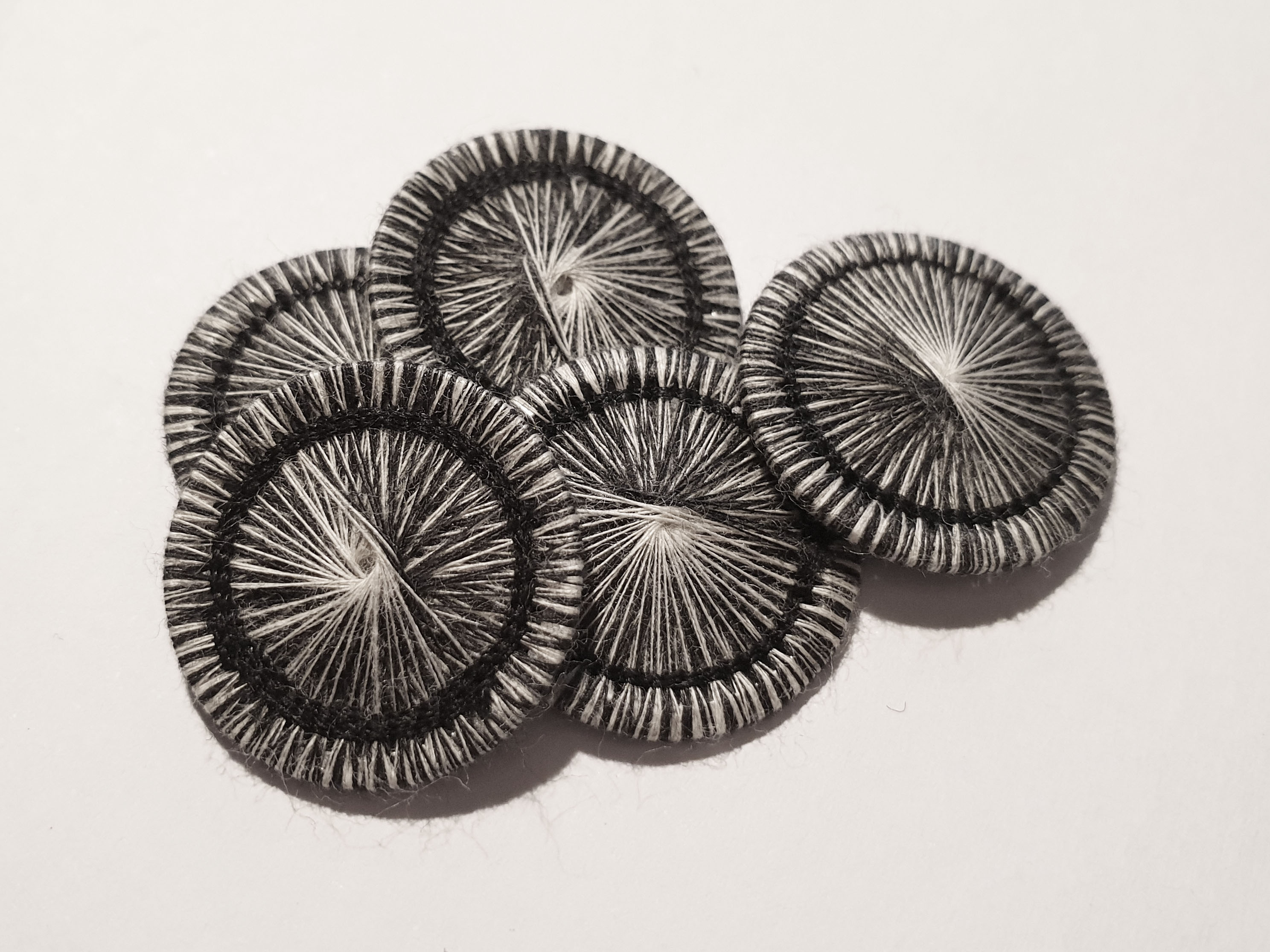 Schwarz-weiße  Zwirn Knöpfe in 3 Größen - Dorset Buttons