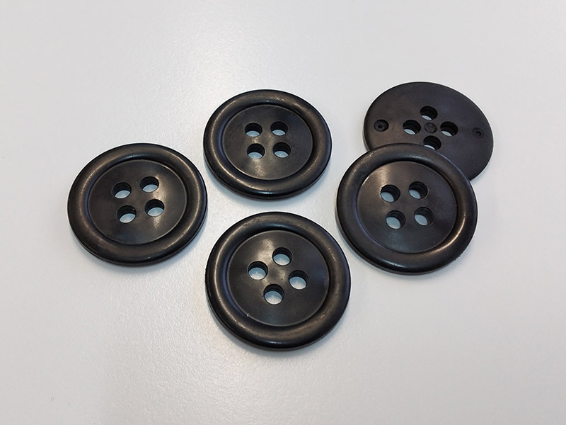 www.knopfparadies.de - 4534sc - Schwarze Kunststoffknöpfe - günstige B-WARE!