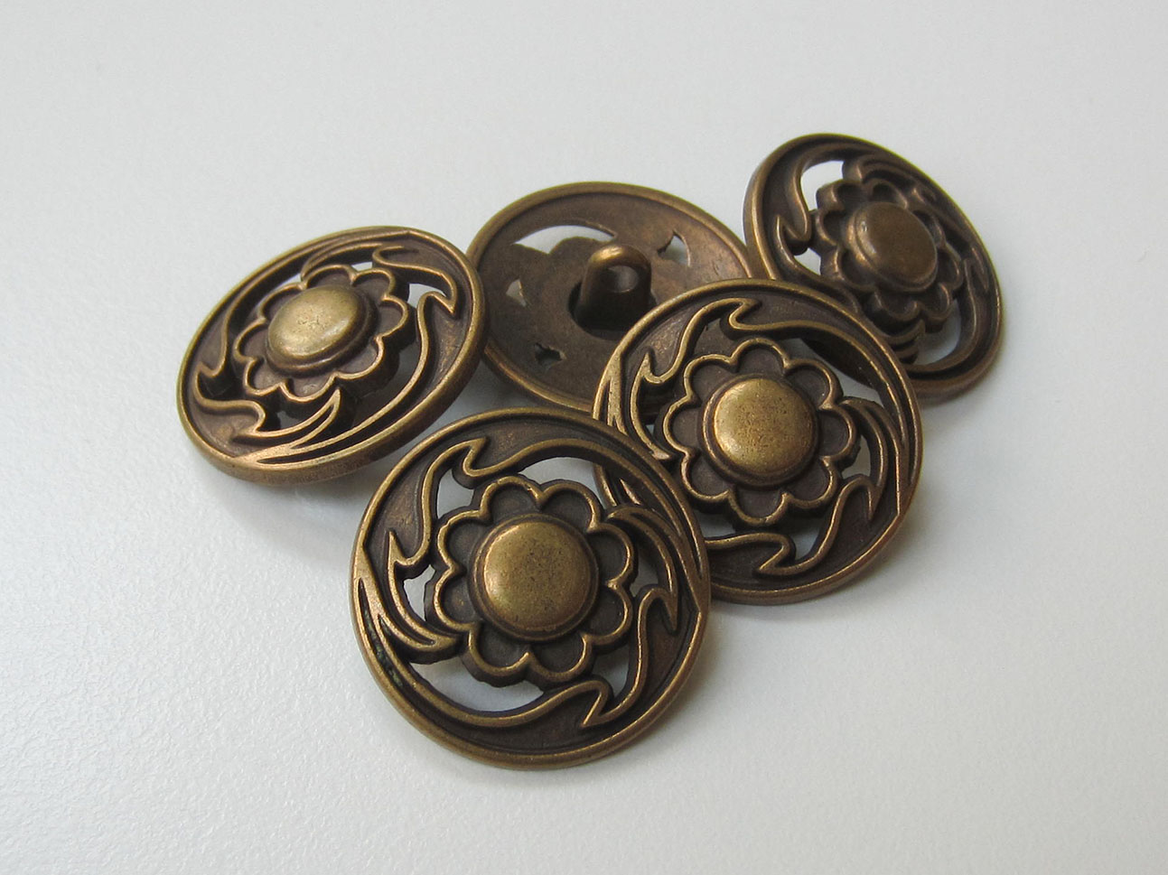 Nostalgischer Blumen Metall Knopf mit Durchbruch